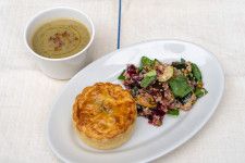 おいしいイギリスが味わえる中目黒『SWAN & LION』。旬の野菜を添えた自慢のミートパイはサックサク