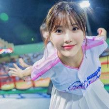 「なんちゅう色気だ！」台湾超人気チアがギリギリミニスカ姿で魅せた“大人の女子アナ”姿にファン熱狂！「完全無欠の女神」「脚細すぎだろ！」