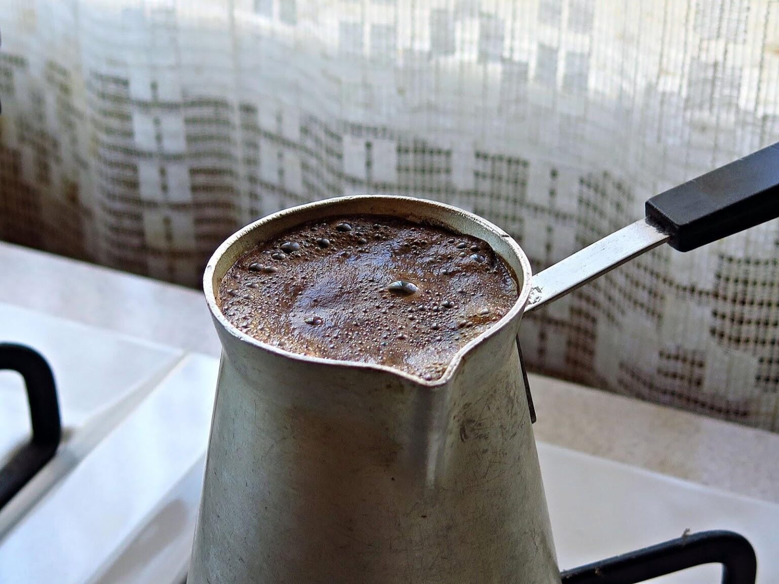 ジャズで自宅で行っているように、トルコのコーヒー（ミルク付き）を手に入れてみませんか？