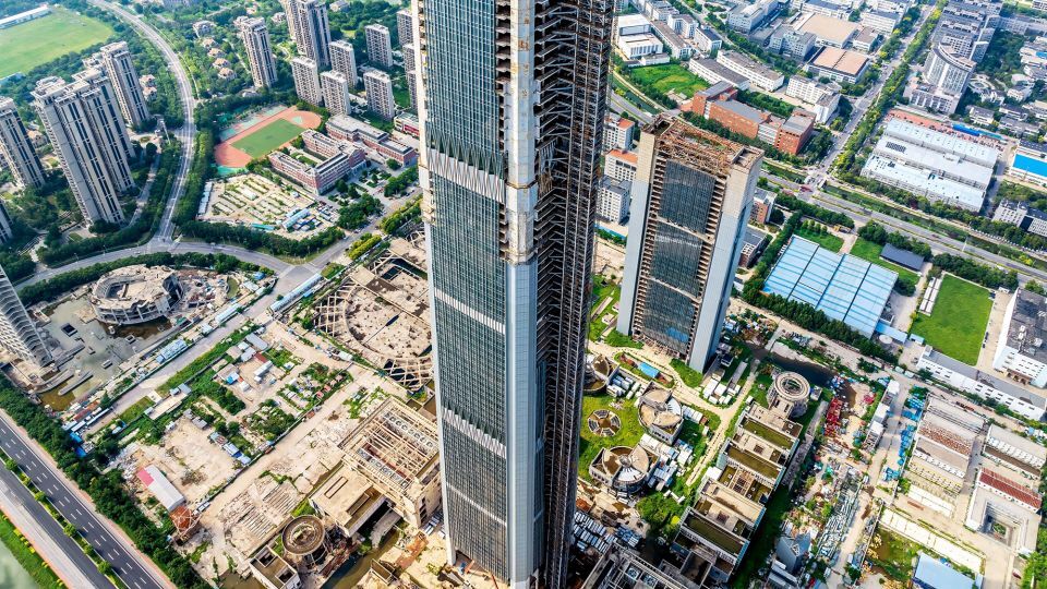着工は２００８年。１５年に最高点まで建設が進んだが、その後財政難で工事が停止し、そのまま１０年近くが経過している/Costfoto/NurPhoto/Shutterstock