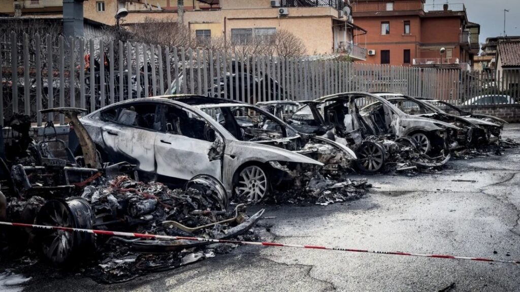 伊ローマでテスラ車１７台が焼失、各地で被害相次ぐ - CNN.co.jp
