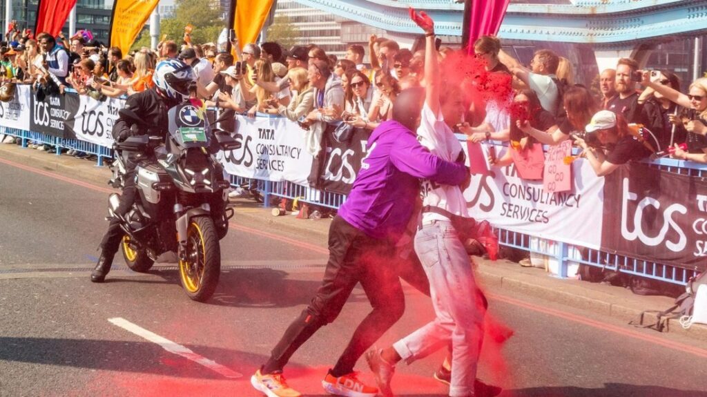 英ロンドン・マラソンで抗議運動、コースに粉体塗料投げた２人を逮捕 - CNN.co.jp