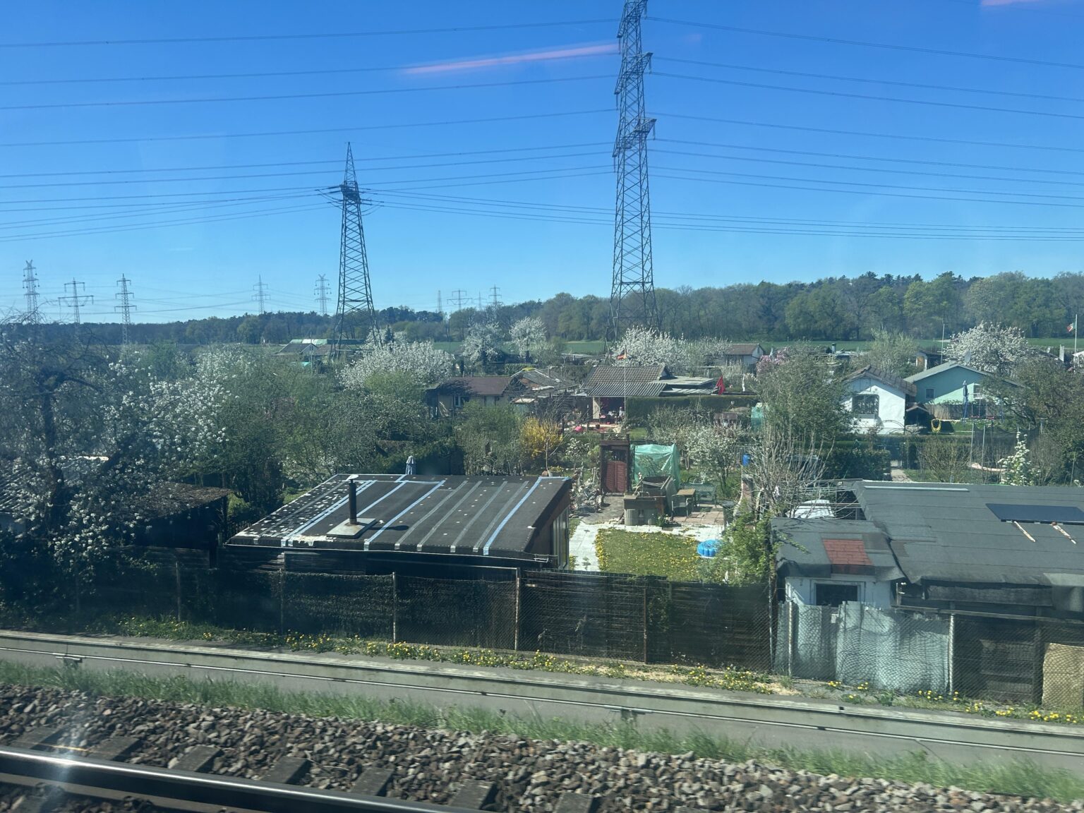 これらの小さな鉄道小屋は何ですか？