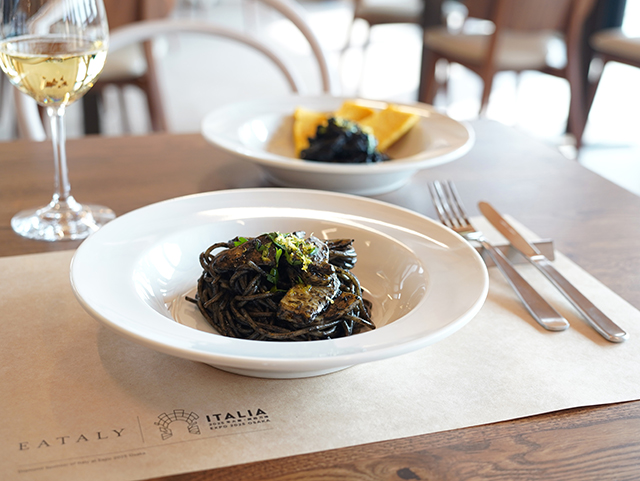 期間限定のヴェネツィア料理：手前から「スパゲッティ・アル・ネロ・セッピア（2,890円）」、「セッピエ・アッラ・ヴェネツィアーナ（3,920円）」