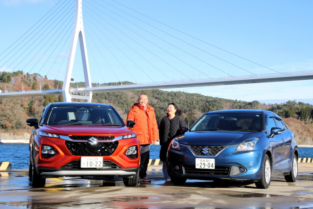 スズキ・フロンクス（左）とバレーノ（右）を所有する、宮城県気仙沼市に住む菅原恭さんと奥さまの敦子さん。