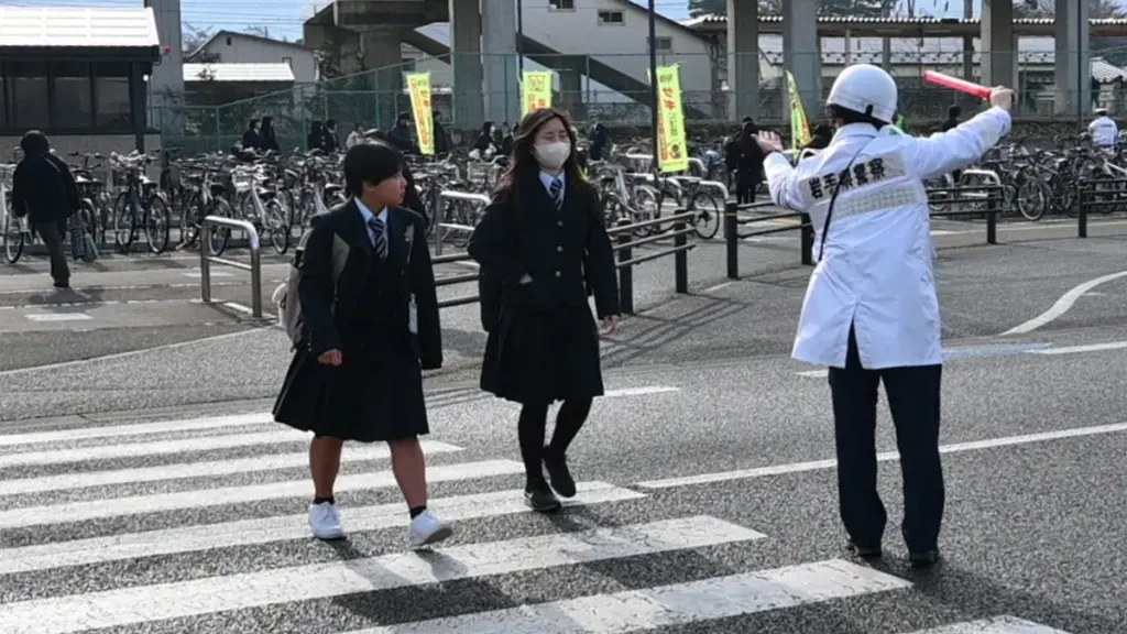 横断歩行者妨害など違反取り締まり 岩手県警、県内30カ所で実施 - 岩手日報