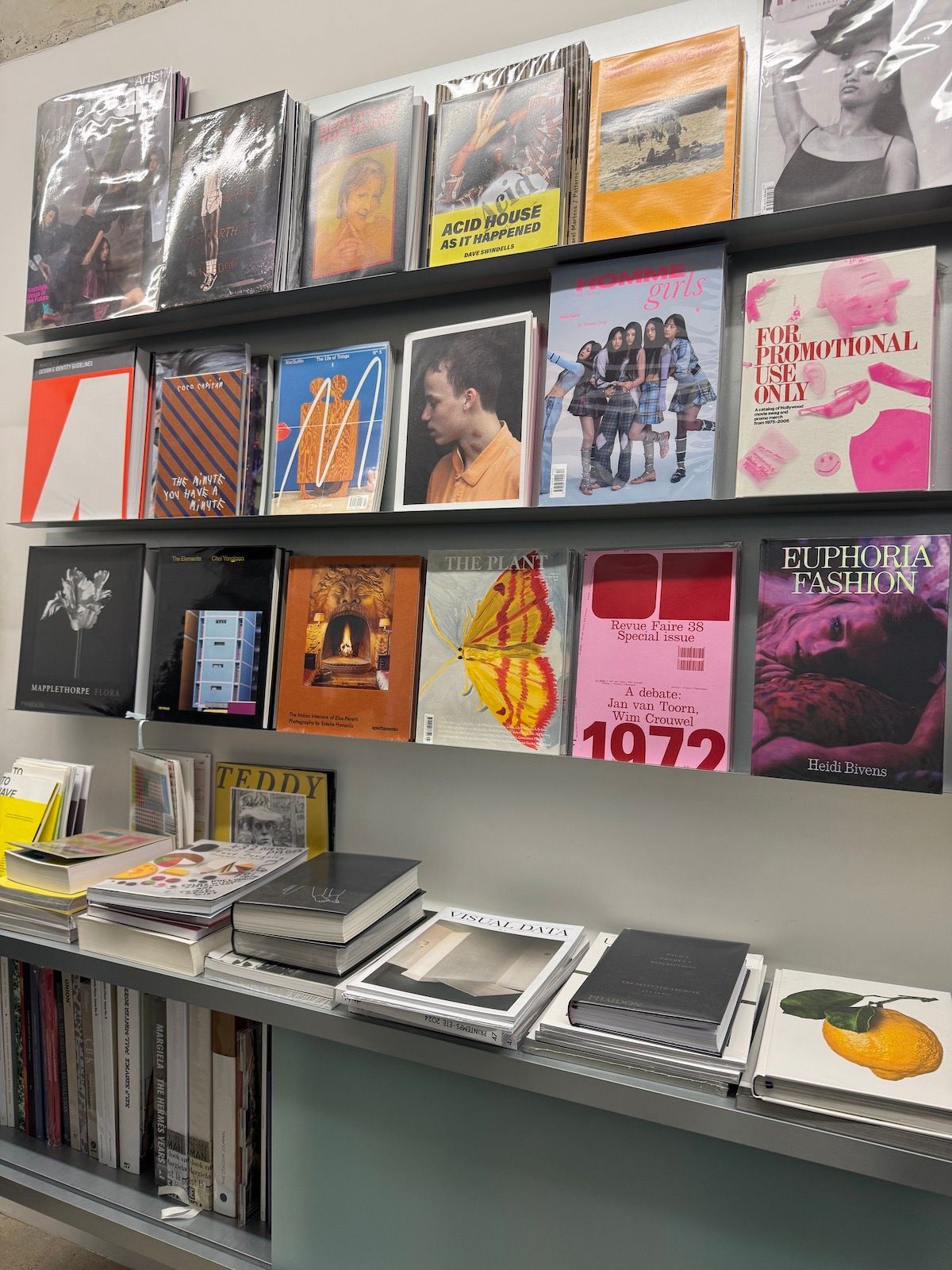 オーナーのセンスが光るファッション誌、写真集、文庫本が並ぶ