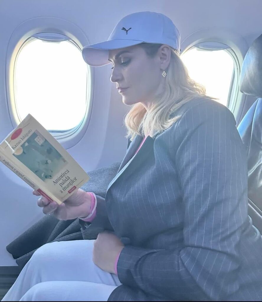 そして、あなたは飛行機から写真を投稿して、笑いのように見えるように本を読んでいますか？