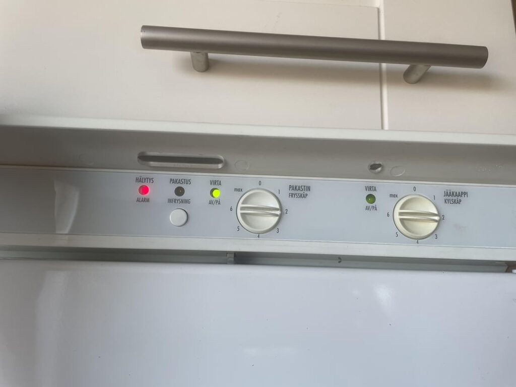 冷蔵庫のアラームLEDがオンになっています