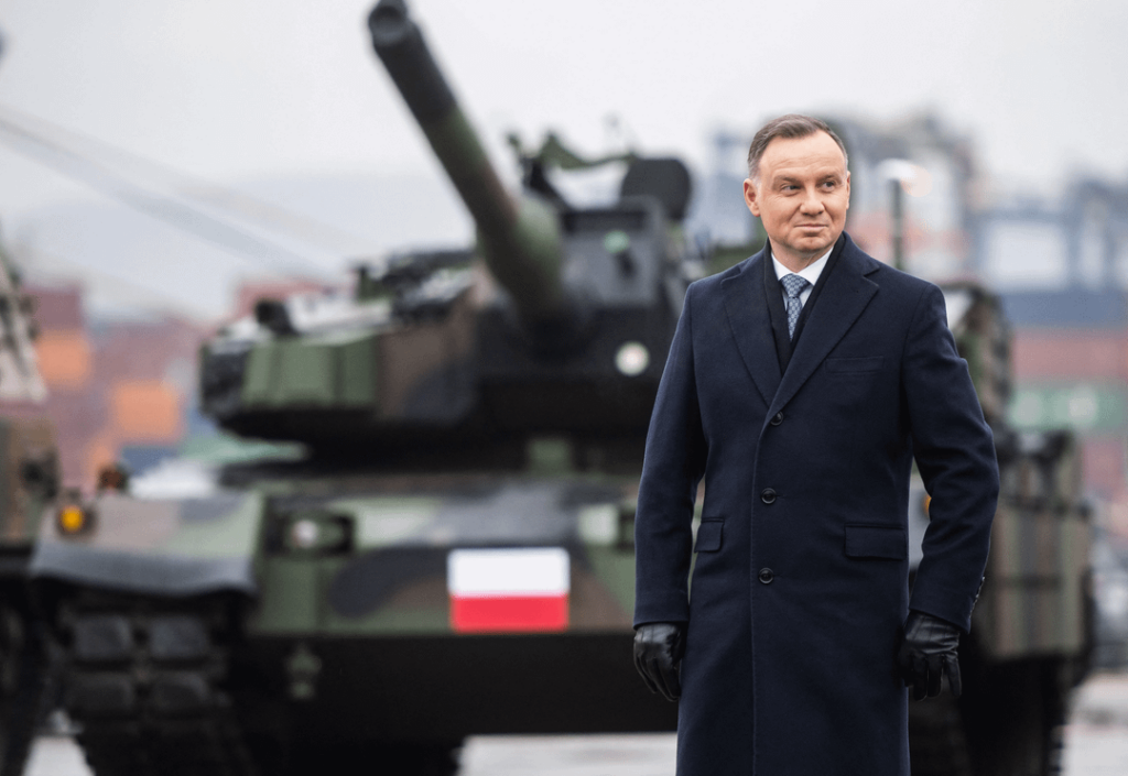 アンドルゼジ・デュダ大統領は、ポーランドが韓国のK2ブラックパンサー戦車とK9の自己採用how弾砲の最初の配達を受けて、2022年12月6日にGdyniaの港で自己採用したhow弾砲を受け取っています。