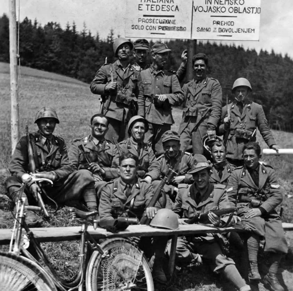 ユーゴスラビアのイタリアとドイツの占領地帯の国境にあるイタリア兵とドイツ兵と一緒に。 1941-42