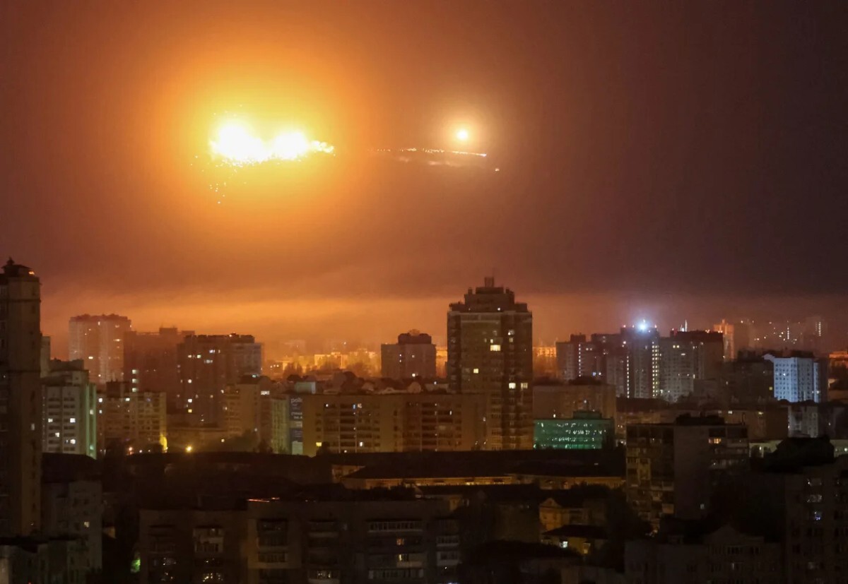 ロシアによるドローン攻撃中、弾道ミサイルがキーウ上空で爆発する様子/Gleb Garanich/Reuters