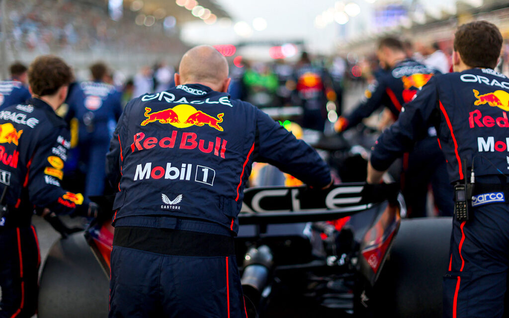 マックス・フェルスタッペンのRB21をグリッドに運ぶレッドブル・レーシングのメカニックたち、2025年4月13日(日) F1バーレーンGP（バーレーン・インターナショナル・サーキット）