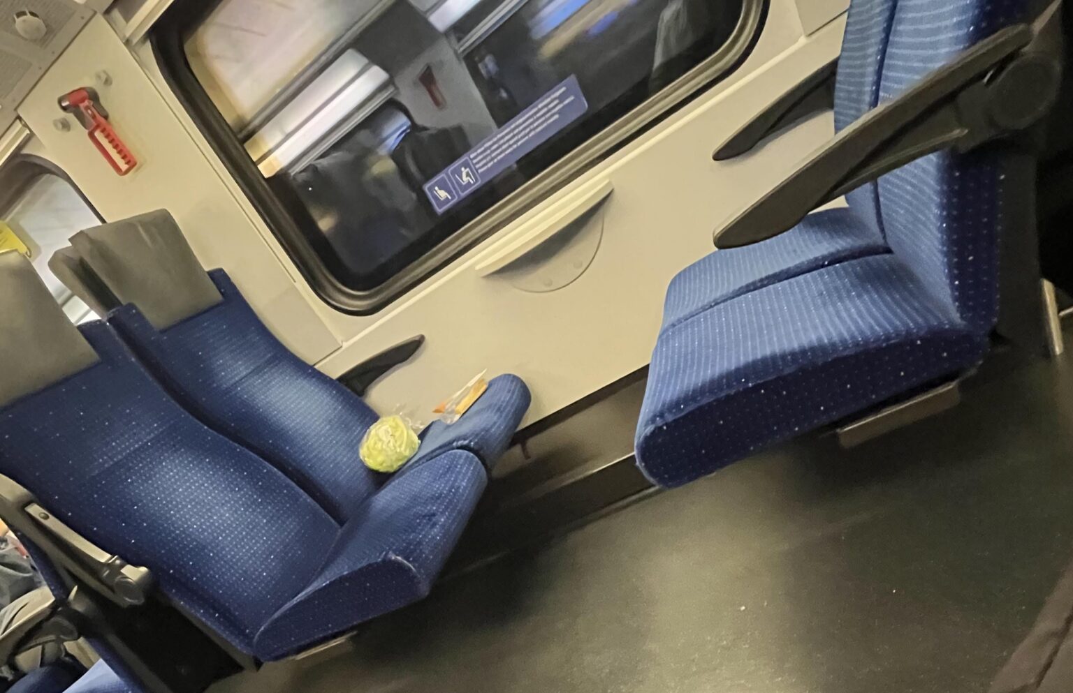 HBからAarauまでの電車の中のレタスに今晩