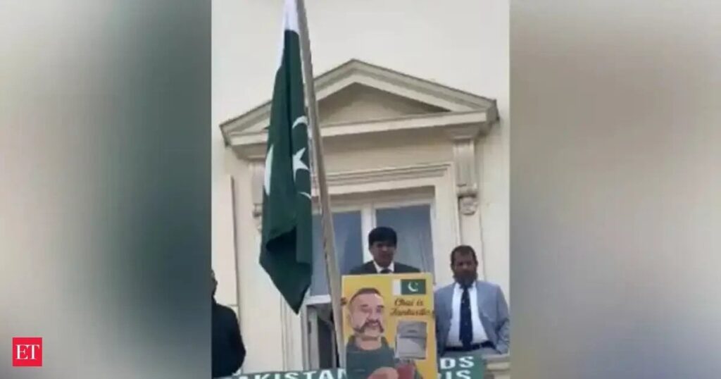 英国のパキスタンの陸軍アタッジは、インドのコミュニティ抗議者で喉のスリットジェスチャーをします