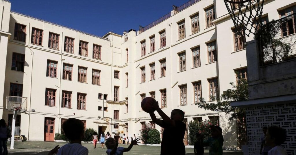 学校：午前7時15分に、ベルは1時間で強制体操で鳴ります