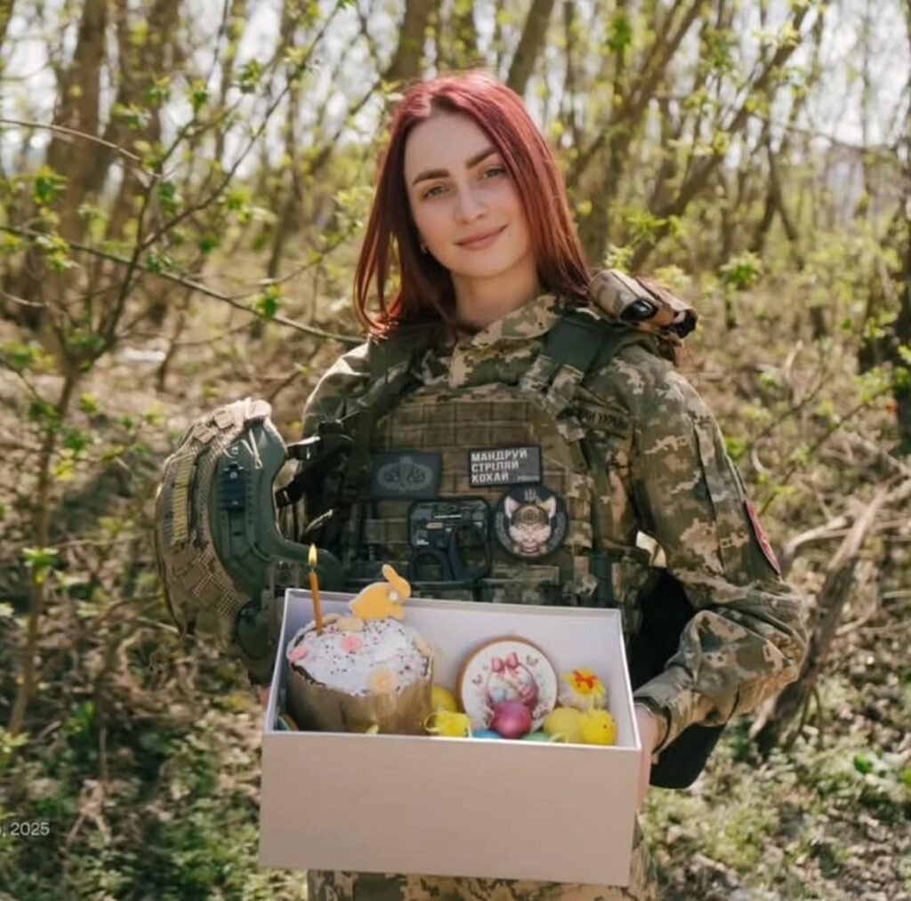 ウクライナの兵士は、イースターの日曜日にウクライナ軍から - 装飾されたイースターエッグの箱を持って、ウクライナ軍から - （マリウポル猫）（マリウポル猫）（マリウポル猫）（マリポル猫）を言っているパッチを持つウクライナ兵です。