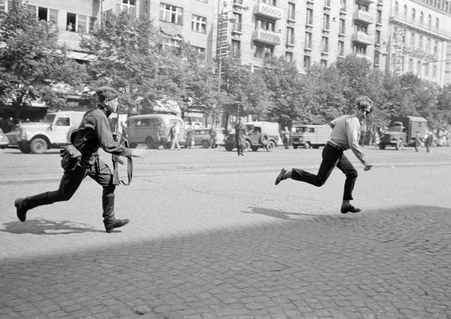 プラハの春：タンクに石を投げた若い男を追いかけるソビエト兵士、1968年