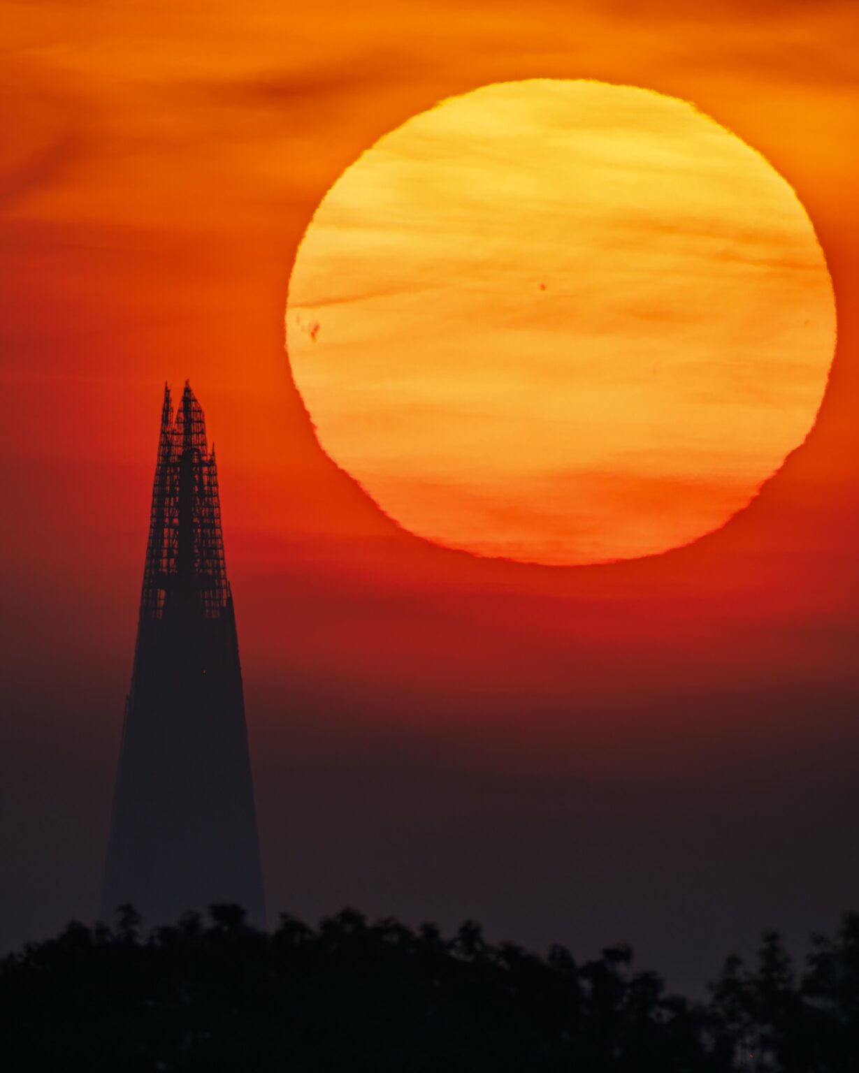 今朝のシャードの隣に昇る太陽、ロンドン