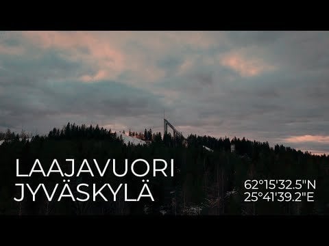 ゴールデンアワーのフィンランドのラジャブオリの穏やかな空中景色
