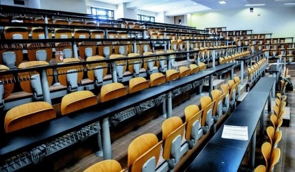 北部ギリシャのスキャンダルヘイス：18年間学位なしで教えられた親しい親relative教師