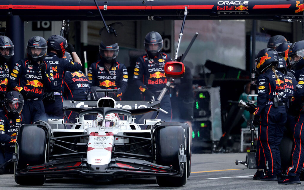 フェルスタッペンの日本GPストップ遅延、原因は“ツインズ”不在─ホーナー明かす | Formula1-Data / F1情報・ニュース速報解説 マックス・フェルスタッペン(レッドブルRB21)のタイヤ交換作業を行うクルー、2025年4月6日(日) F1日本GP決勝レース(鈴鹿サーキット)