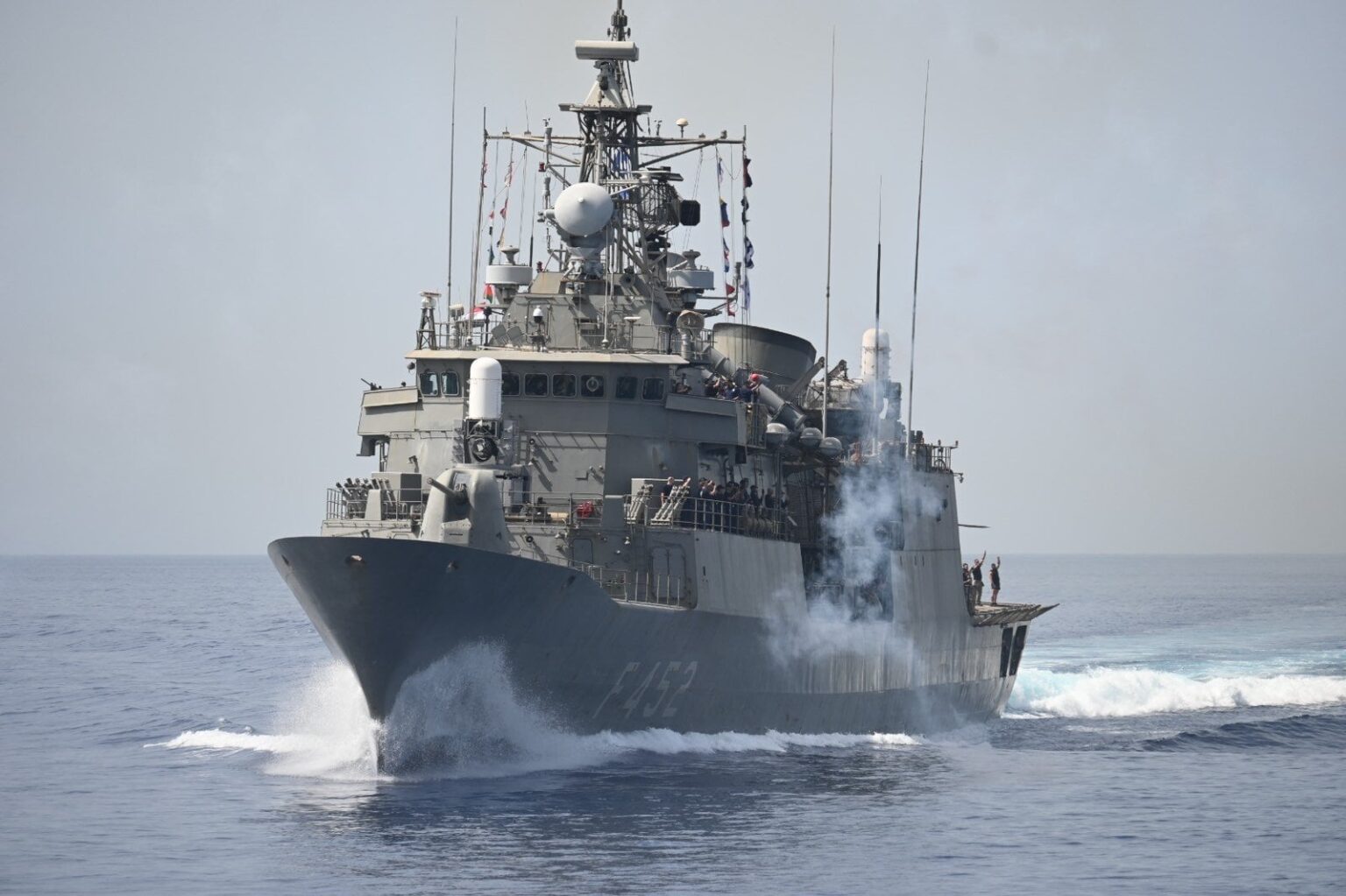 彼らはエジプトの港に油なしで4日間フリゲート艦ハイドラを離れ、私たちは罰金150,000ユーロを支払いました！