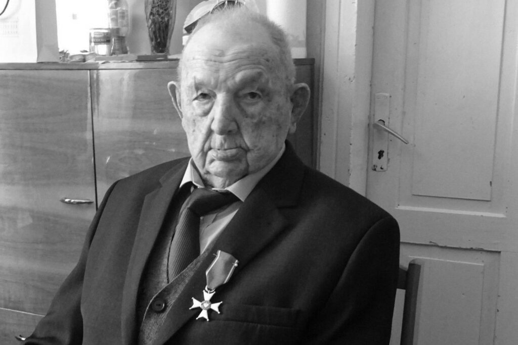 これは、1939年以降にポーランドの防衛で戦った第二次世界大戦の退役軍人であるレオン・カレタ氏（バタリニー・クロプスキーとアーミア・クラジョワ）に関与し、彼は110歳まで暮らし、2022年に亡くなりました。
