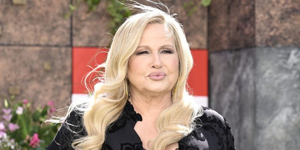 ジェニファー・クーリッジは、彼女が「LGBTQ+コミュニティ」に参加するまで「失われた」と言います。私が知っているゲイコミュニティの全員に会っていなかったら、私の人生は何もないと思います。」