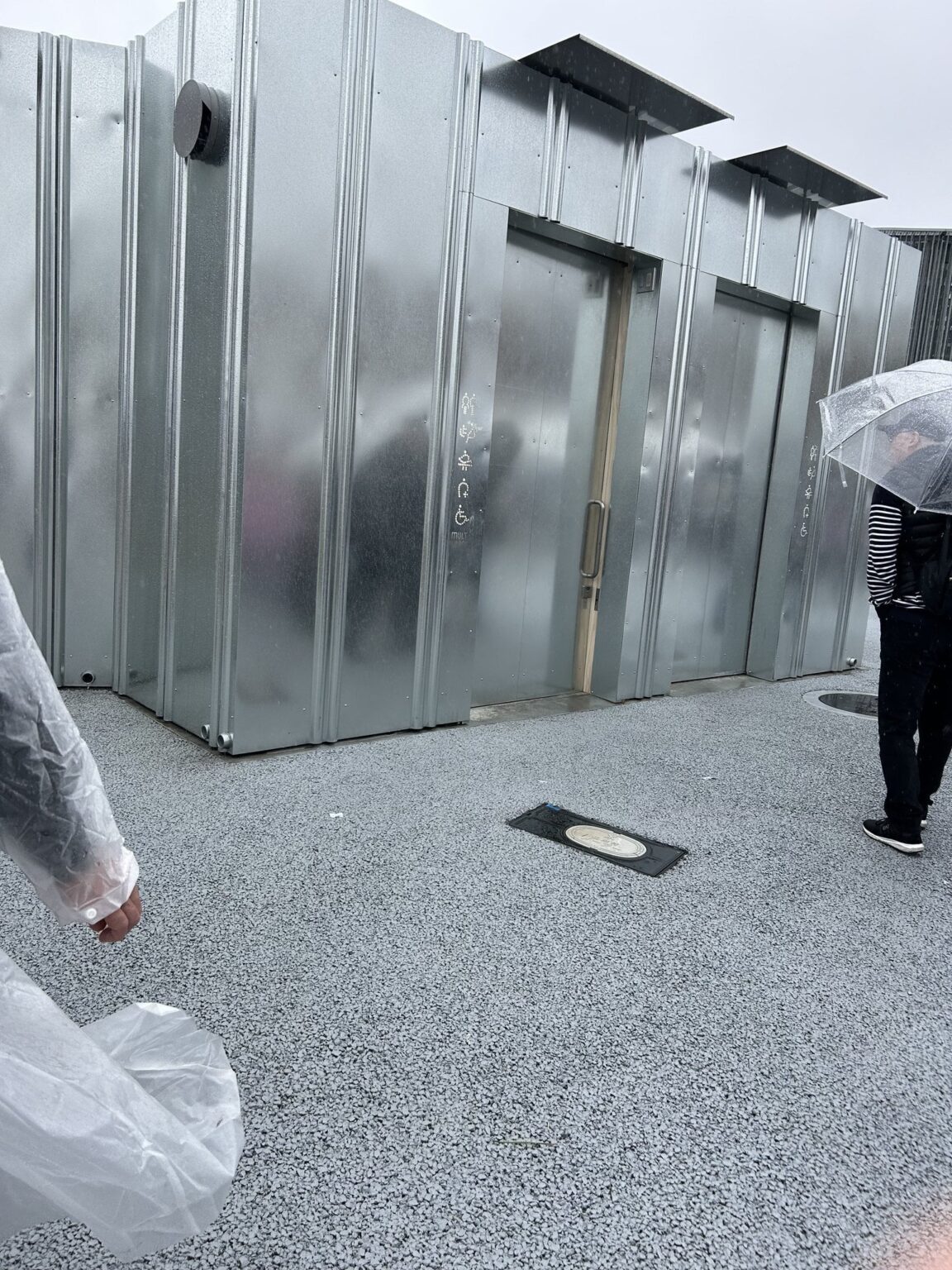 万博なう
目の前でトイレ破壊された

このトイレは入り口と出口が別なんですが、それが掲示されてないので「いつまでも出てこない」と勘違いした人が扉破壊してた

あーだから初日なのに使用中止マーク多いんだ