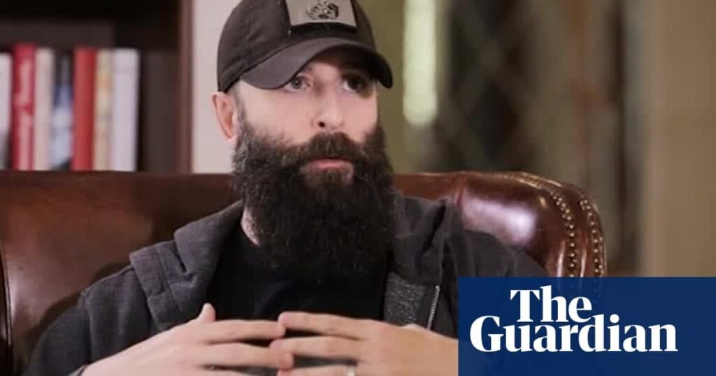 ネオナチグループの元メンバーの容疑者は、そのリーダーがロシアのスパイだと主張している