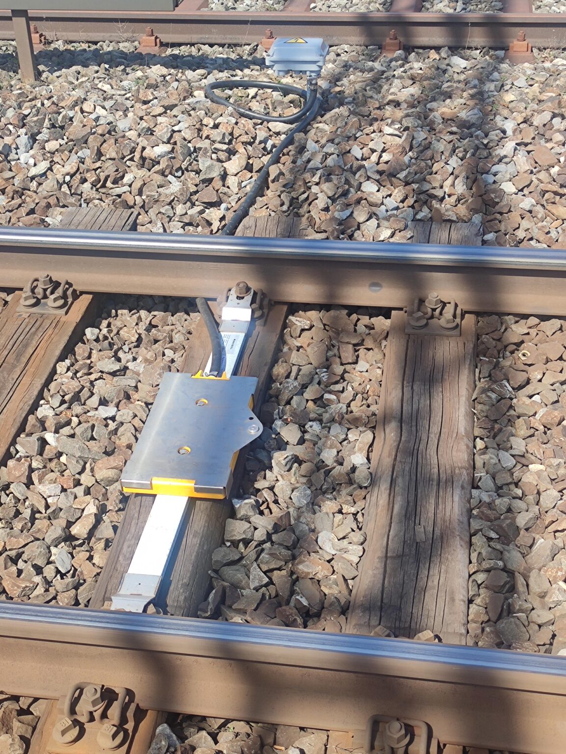 電車の線路上の電気ブロック