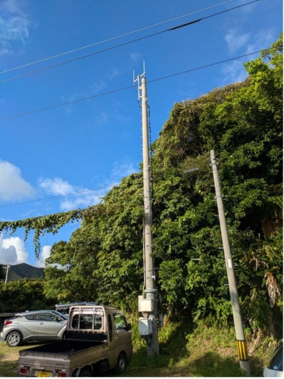 【写真4】筆者が奄美大島最南端で見かけて一人心躍らせた無線基地局（中央）