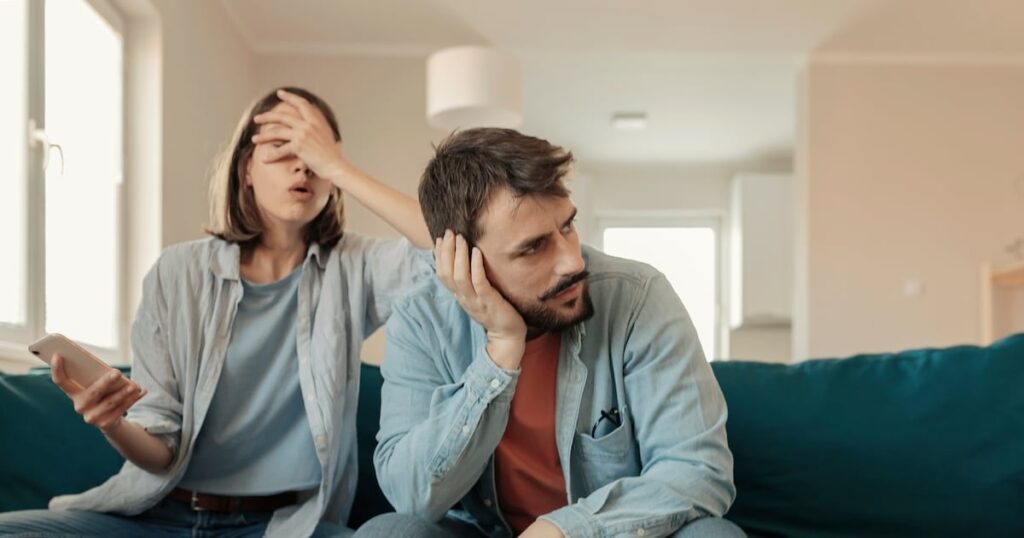 「私は夫が男性の友人と自慰行為をしているのを見つけましたが、彼はそれが何もないと言います」