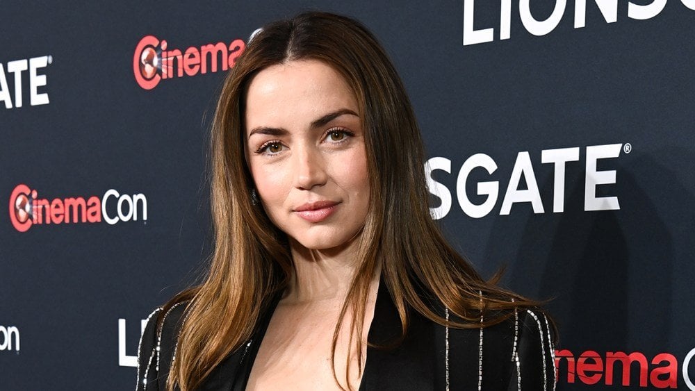 「バレリーナ」のスター、アナ・デ・アルマスは、よりオリジナルの女性アクション映画を求めています。ボンドは「ジェームズをジェームズにさせる」べきだと言います