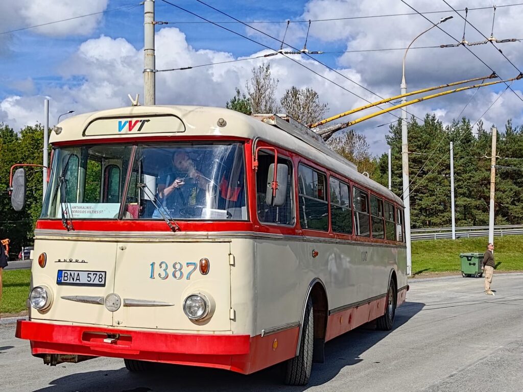 Skoda 9tr -Trolleybusは、時々路上で魅力として行きます（無料の車なしで1日人々を輸送します）。リトアニアのヴィルニウス。