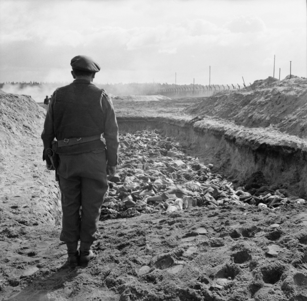 1945年4月15日、同盟国はベルゲン・ベルセン強制収容所である地球上の地球によって解放されました。 1939年からキャンプに投獄されたヨーゼフ・チャペックは、解放の数日前にここで亡くなりました。解放の約2か月前、アン・フランクと彼女の妹はここで亡くなりました。ここで合計70,000人が死亡しました。