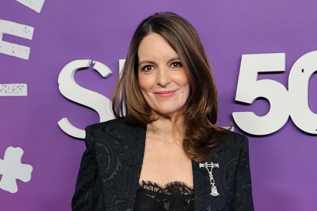 ティナ・フェイは、彼女の「隠れて引退する衝動」が「非常に強い」ことを認めています。