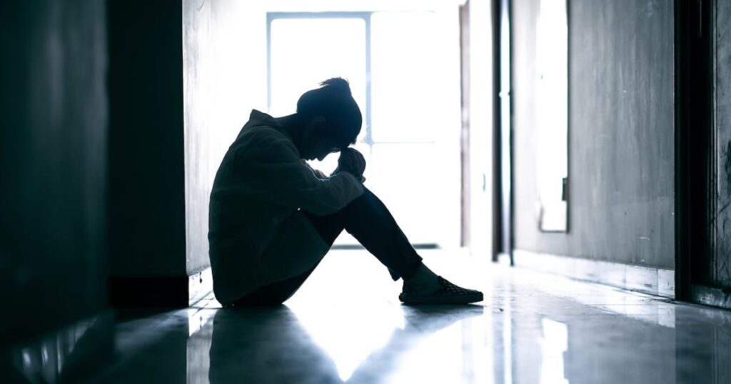 ティーンエイジャーが離脱した麻薬は、彼が彼らから買うことを拒否したとき、凶悪犯に抑えられ、注入されました」