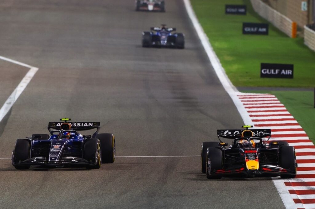 サインツJr.はバーレーンGPリタイア「ユウキとの接触で僕のレースは終わってしまった」 - motorsport.com 日本版｜モータースポーツ情報サイト