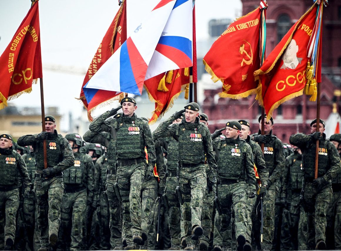 戦勝記念日にあわせて「赤の広場」を行進するロシア軍の兵士＝２０２４年/Alexander Nemenov/AFP/Getty Images