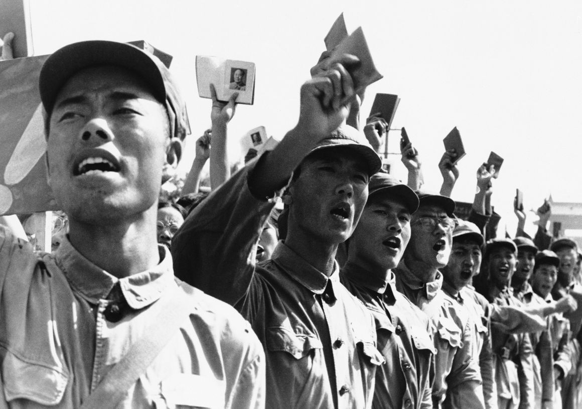 紅衛兵が主導したソ連大使館前のデモには約２０万人が参加した＝１９６６年８月、北京/AP