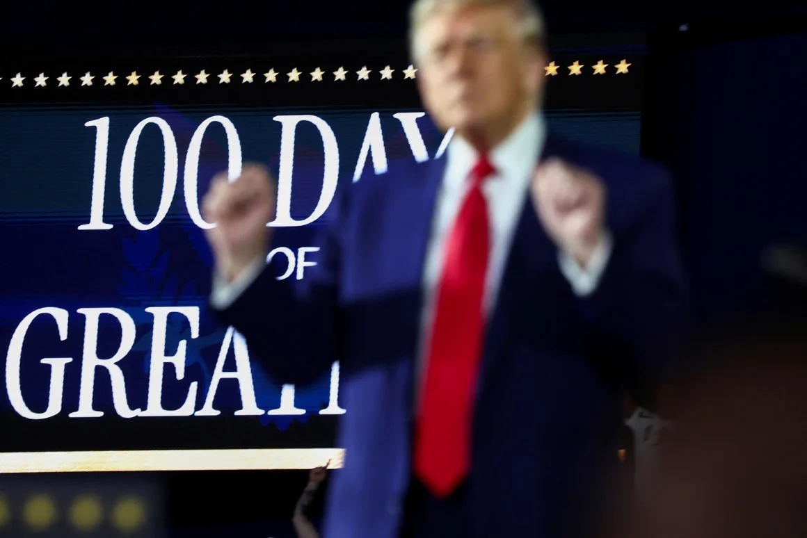 第２次政権が１００日目を迎えたことを記念して開催された集会に参加するトランプ大統領＝４月２９日/Evelyn Hockstein/Reuters