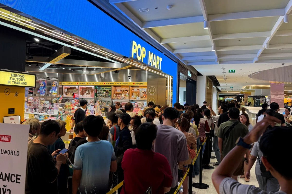 「ビッグ・イントゥー・エナジー」を買うためポップマートの店舗に殺到するファン＝２５日、バンコク