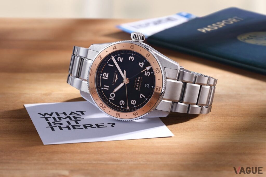 航空への深い歴史と、新たなるテクノロジーの結実――ロンジン新作は時と場所を超えるタイムピース – vague.style 18Kローズゴールド製キャップ、コレクション初となるサーキュラー仕上げのインサートが施された双方向回転ベゼル、さらに第3時間帯を把握できる24時間目盛りを装備