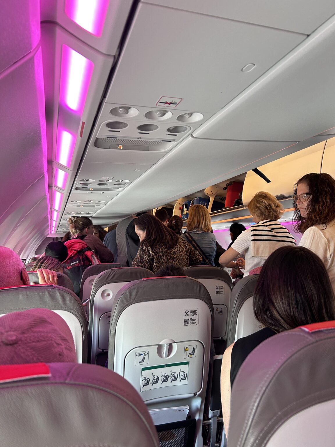 着陸後の飛行機のフル通路 - 説明？