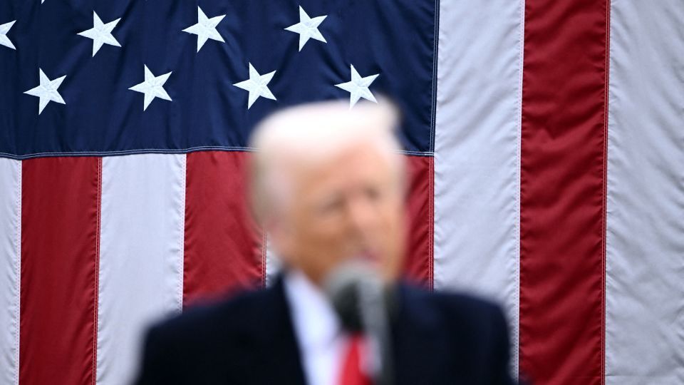 ４月２日、ホワイトハウスのローズガーデンで関税政策について演説するトランプ大統領/Brendan Smialowski/AFP/Getty Images