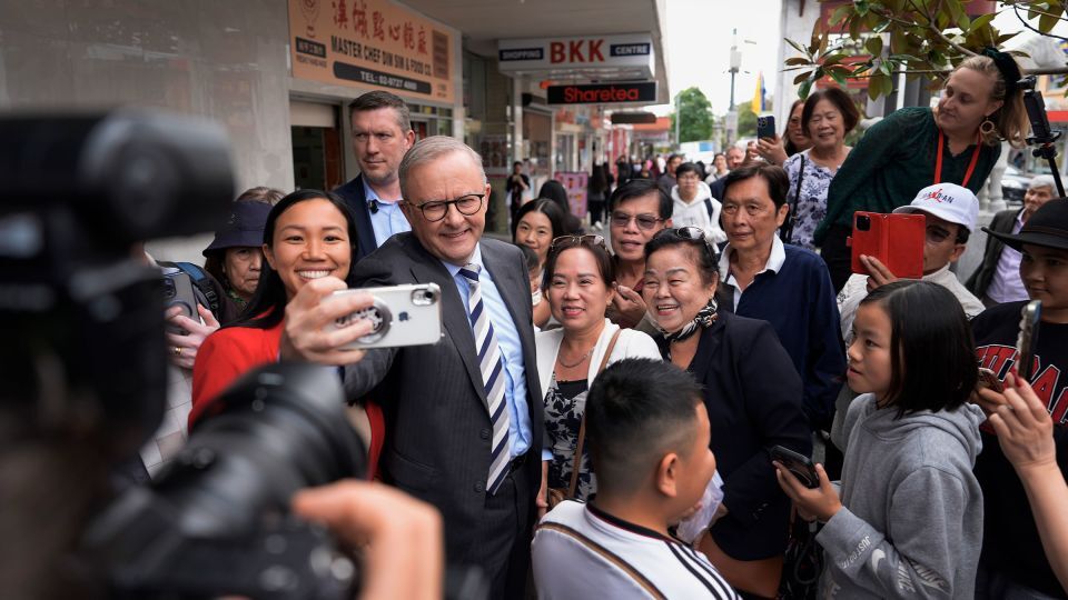 支持者に囲まれ自撮りするアルバニージー首相と与党・労働党の候補者/Asanka Ratnayake/Getty Images