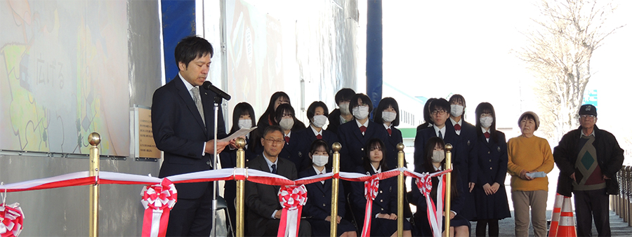 The opening ceremony to celebrate the completion of the mural on March 18, 2025. A photo of high school students and the Fukushima Management Office Director answering questions during an interview.