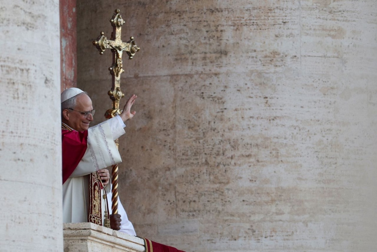 サンピエトロ広場に集まった人々に手を振る教皇レオ１４世/Stoyan Nenov/Reuters